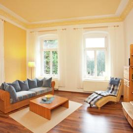 Moderne Villa in Borstendorf mit Park, hotel in Leubsdorf