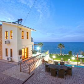 Kallinousa Beach Villa, hotel sa Pomos