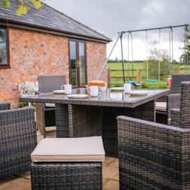 Malpas에 위치한 호텔 Millmoor Farm Holidays
