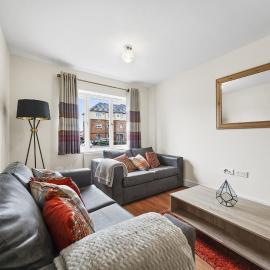 London Heathrow Living Holywell Serviced Houses - 3 and 4 bedrooms By 360stays, khách sạn ở Stanwell