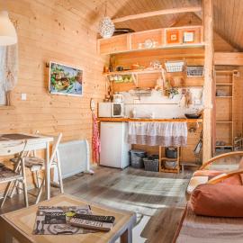Tiny House Lavender, מלון בPodtureň