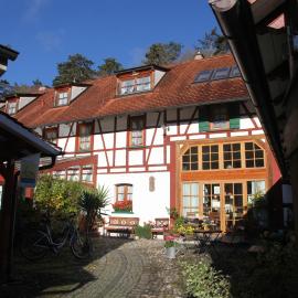 Gästehaus Pfefferle Hotel garni und Ferienwohnungen、ジクマリンゲンのホテル