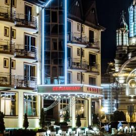 Hotel Bulevard، فندق في فاغاراش