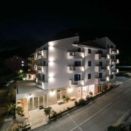 HOTEL IVANDO - K&S، فندق في Drvenik