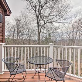 Ski-in Ski-Out Okemo Oasis w/ Deck + Mtn View!，勒德洛的飯店