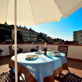 Casa con grande terrazza, AC, wifi, posto auto e vicino al mare