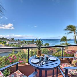 Ocean-View Maui Penthouse w/ Balcony & Pool Access, hotel a Kahana