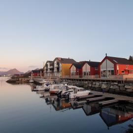 Seafront new cabin in Lofoten, отель в городе Баллстад