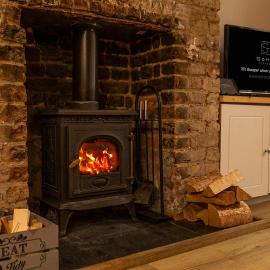 Stylish Coastal Retreat with Hot Tub & Log Burner in Margate, Hotel in Margate