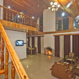 THE CEDAR VILLA AND APARTMENT,Bonefire,Cook,Helper,Kitchen,Lawn,Parking,5 min Drive Mall road, hotel u gradu 'Manāli'
