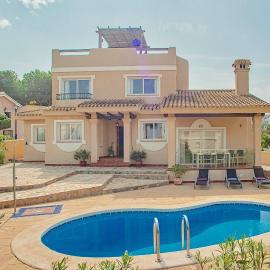 3 Bed House - Sleeps 6 - Pool - Garden - Parking, hotel in Atamaría