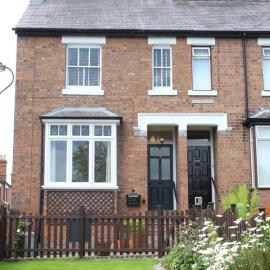 Luxury townhouse in town centre, views, river walk, Free Parking