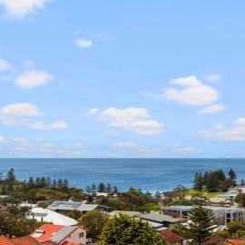 Brand new house, amazing views, walk to the beach!