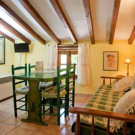 Comfortable Apartment in Robledillo de Gata with Balcony and View, hotel in Robledillo de Gata