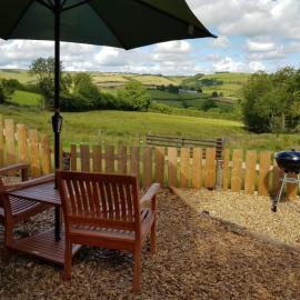 Cabin Retreat with Beavers on Shropshire Hills, hotel in Newcastle