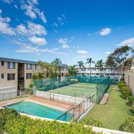 14 The Dunes large unit with pool tennis court and directly across from Fingal beach, hotel in Fingal Bay