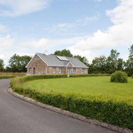 Inviting 4-Bed House in Strokestown, hotel di Grange