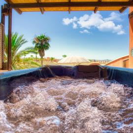 Alan Laguna Beach - private jacuzzi on the terrace ALL YEAR, Hotel in Vera