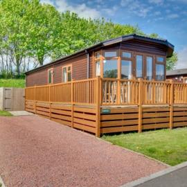 Stunning 3-Bed Hot Tub Lodge Northumberland، فندق في Felton