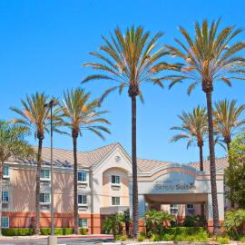 Sonesta Simply Suites Orange County Airport، فندق في سانتا آنا