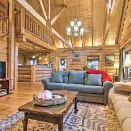 Family Friendly! Linville Cabin w/ Wraparound Deck, khách sạn ở Linville