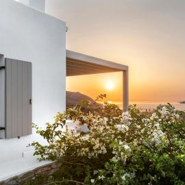 White Tinos Luxury Suites, hotel in Stení