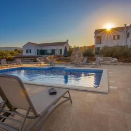 Villa Luisa Pucisca - 2 Häuser, 6 Schlafzimmer Insel Brac - Pool, Grill, Kamin, Tischtennis, Boccia, hotel di Pucisca