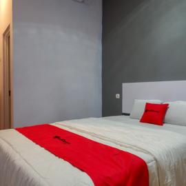 RedDoorz near Pasar Batang, hotel en Pekalongan