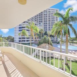 Ideal beachfront condo with pool and two balconies, hotel in Marco Island