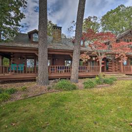 Hot Tub, Grill: Hilltop Log Cabin in Hot Springs!, hotel in Hot Springs