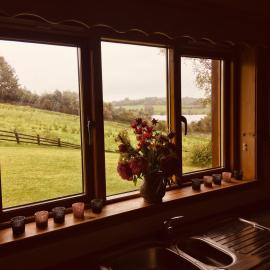 4 Bedrooms with stunning Lake View Drumcoura Lake Resort beside Saloon & equestrian Centre, Lakes & Forest, hotel a Ballinamore