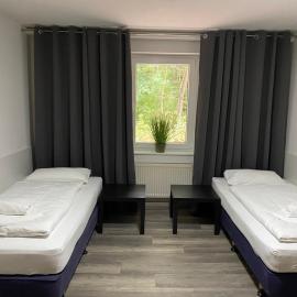 Hostel47 - Nähe Dresden - Monteurzimmer mit bequemen Betten, nur für Männer, kostenloses WLAN und Parkplätze für Autos und LKW's, Waschmaschine vor Ort, hotel Radebergben