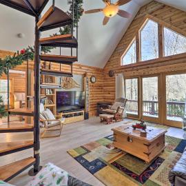 2 Decks & Fire Pit: Scenic Beech Mountain Retreat!, מלון בביץ' מאונטיין