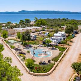 Mobile Homes at Camping Ugljan Resort, khách sạn ở Ugljan
