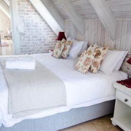 Red Bishop - Birds, Beach & Beauty, hotel di Langebaan