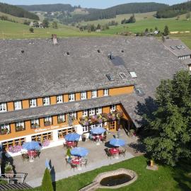 Hotel Zum Löwen - Unteres Wirtshaus, hotel v destinácii Titisee-Neustadt