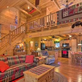 Lake Lure Log Cabin w/ Grill, Near Hiking!, hotel in Lake Lure