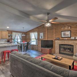 Updated Strawberry Family Cabin w/ 2 Private Decks, Hotel in Pine
