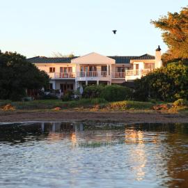 Waterfront Lodge, hotel i Knysna