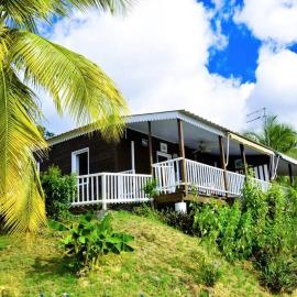Charmant bungalow F3 sur la plage de petite anse, Bouillante, hotel in Bouillante