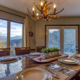 3 Decks, Mtn Views! Tree Tops by HoneyBearCabins - Luxury Rain Showers, 3 King suites, XL HotTub, Fireplace, Bear Sightings