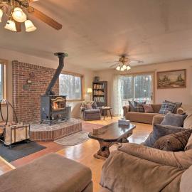 Private Hot Tub & Fireplace: Poconos Home!, hotell i Pleasant Mount