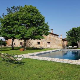 Charming House in Trequanda + Pool, hotel in Trequanda