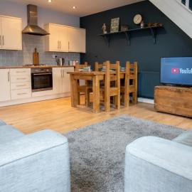 Lovely Coach House with Free Parking, hotel v destinaci Cardiff