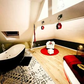 Redroom Loveroom Chambre Spa privative Insolite Thème 50 nuances de grey, hotel em Douchy-les-Mines