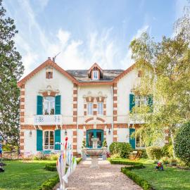 L'Oustal, hotel u gradu Burž