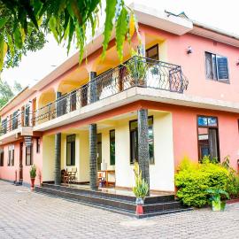 Bright Star Hotel & Safaris, מלון בארושה