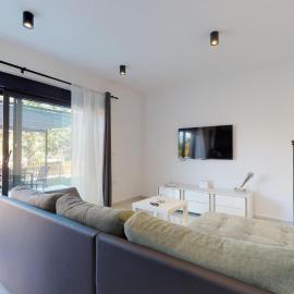 2 Bed House - Sleeps 4 - HotTub - Garden - Parking