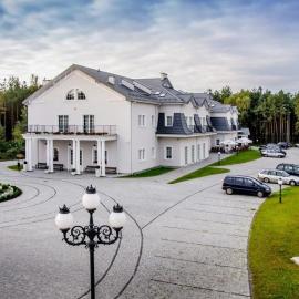 Korona Hotel, хотел в Остролека