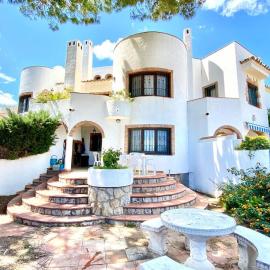 Casa de Mont-roig delante de la playa